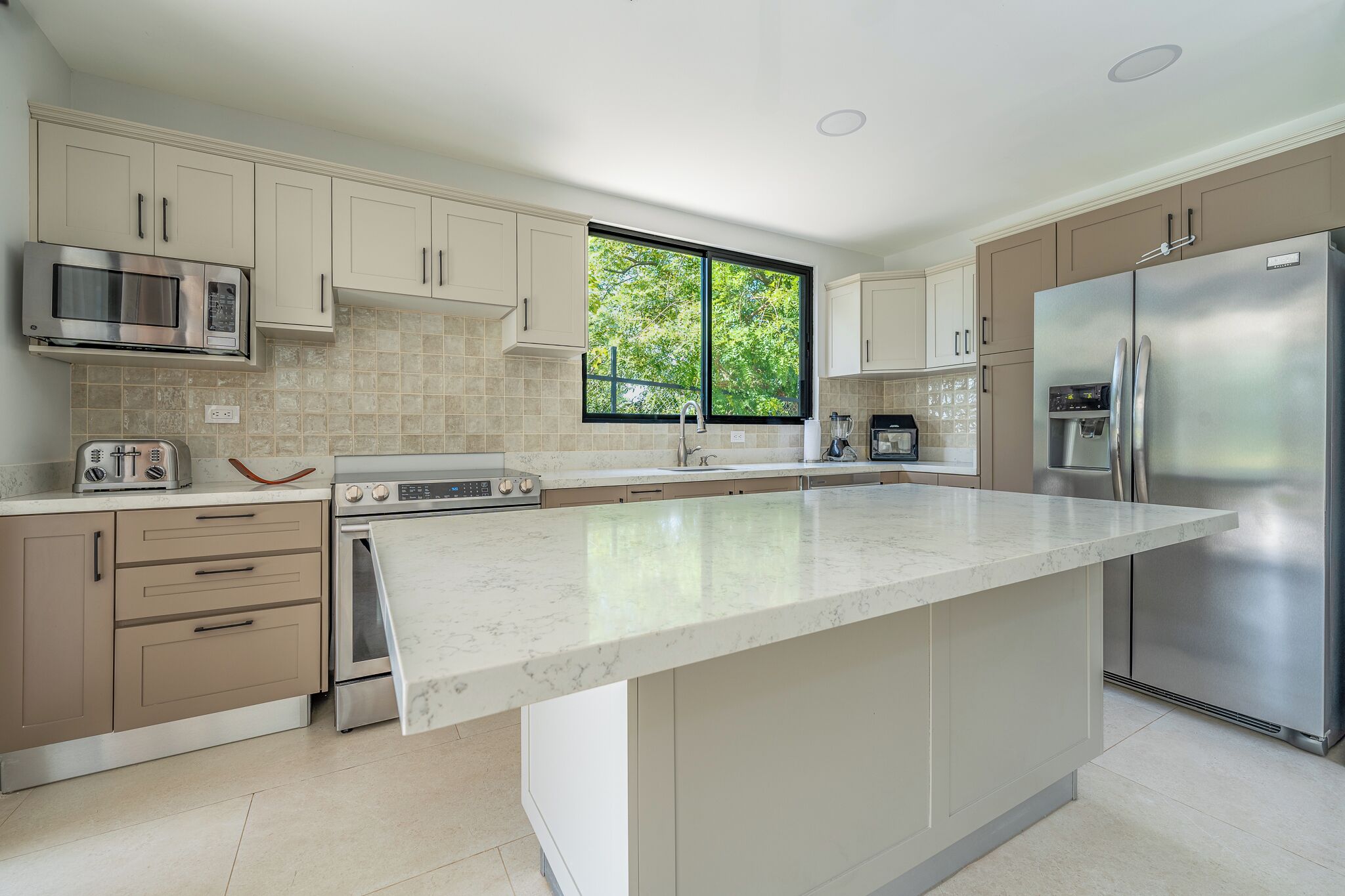 Refrigerador, microondas, horno y parrilla de estufa 