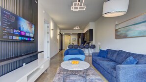 Luxury Apartment, Balcony | Coin séjour