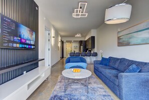 Luxury Apartment, Balcony | Vardagsrum | Platt-tv