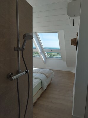 2 bedrooms, iron/ironing board, WiFi