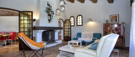 Una Smart TV, libros