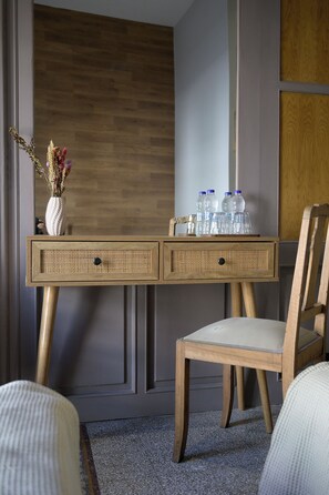 Basic-Doppelzimmer, Balkon, Stadtblick | Zimmersafe, schallisolierte Zimmer, Bügeleisen/Bügelbrett