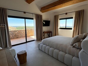 7 bedrooms, travel cot, WiFi, bed sheets