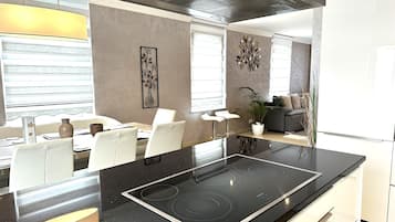 Kühlschrank, Mikrowelle, Ofen, Herdplatte