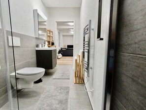 Shower, hair dryer, towels, soap - EVA o Wellnessoasis o Montainview o Pizzaoven o (Ingenbohl)