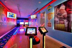Games room - 2x Side-by-Side Bowling Villas, 1GB WiFi, videowall TVs, Sports-Wonder, sleep 80 (Kissimmee)