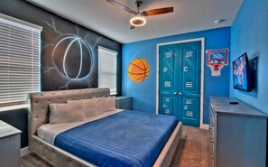28 bedrooms, iron/ironing board, travel cot, free WiFi - 2x Side-by-Side Bowling Villas, 1GB WiFi, videowall TVs, Sports-Wonder, sleep 80 (Kissimmee)