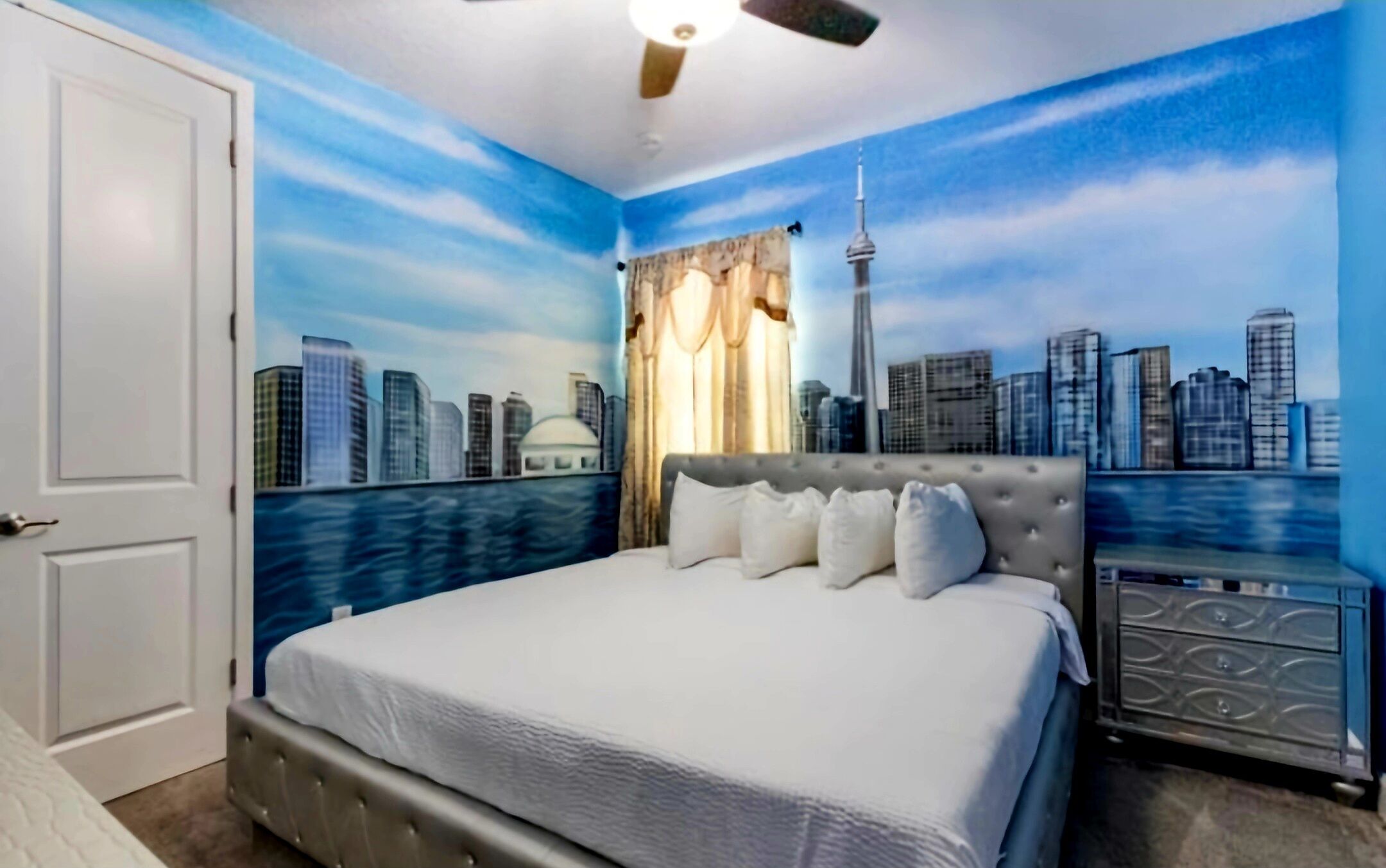 28 Schlafzimmer, Bügeleisen/Bügelbrett, Reisekinderbett