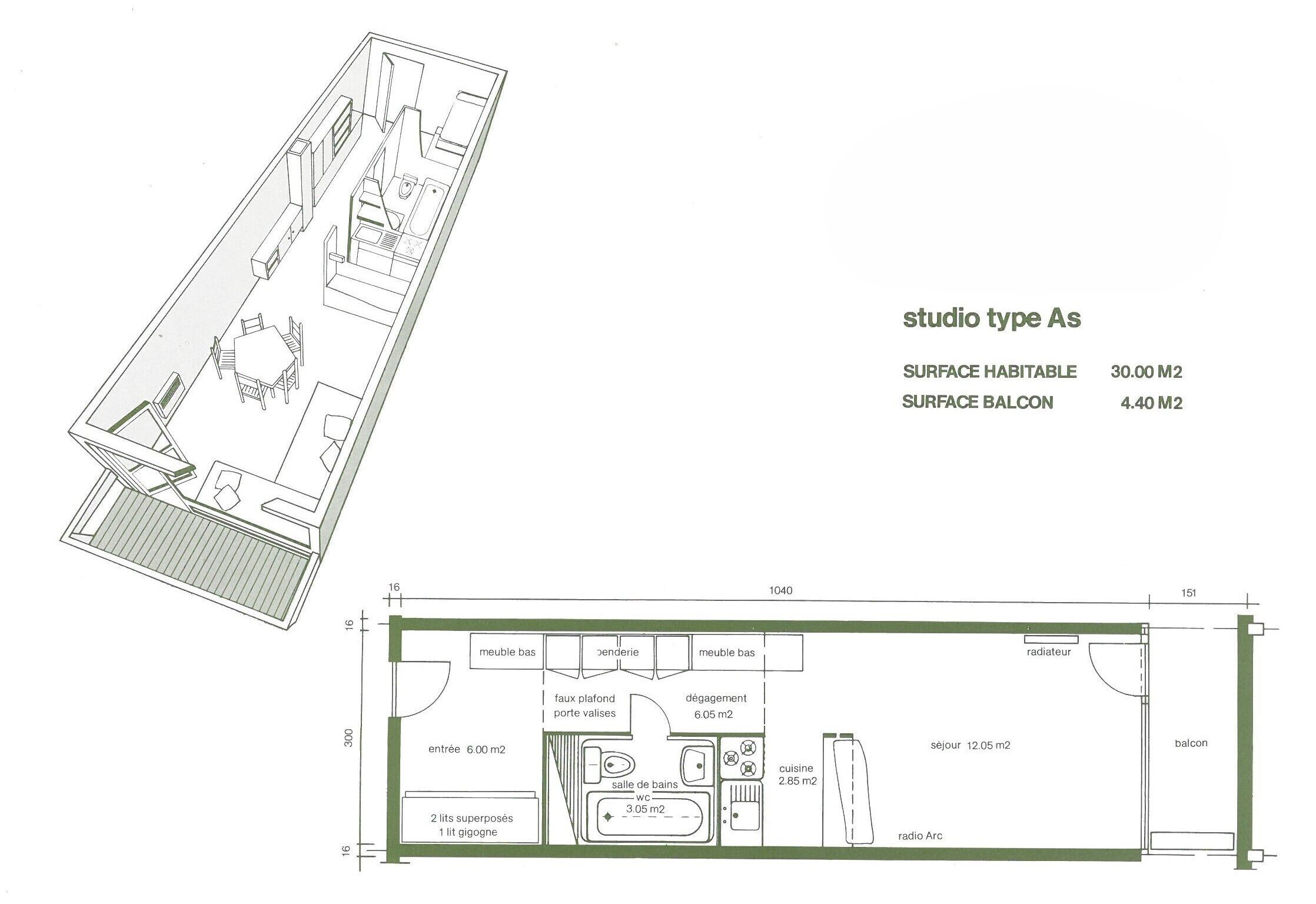 Un studio comprenant un coin cuisine, un espace repas et un balcon.