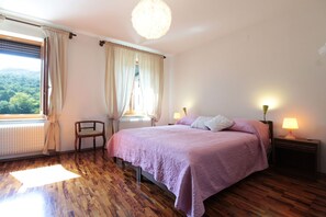 3 quartos, ferros/tábuas de passar roupa, berço de viagem