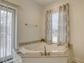 Hair dryer, towels, soap, shampoo - "Endless Summer" Waterfront on the Chesapeake Bay! (Woolford)