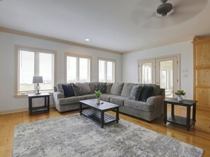 智能电视、桌上足 球