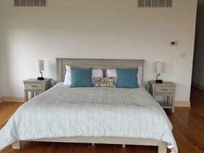 4 多间卧室、办公桌、WiFi、床单