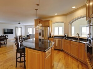 ثلاجة، ميكروويف، فرن، موقد طهي مسطح