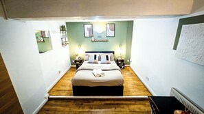 1 slaapkamer, een strijkplank/strijkijzer, beddengoed