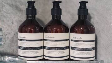 Sèche-cheveux, serviettes fournies, savon, papier toilette