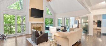 Luxury Serene 7-bedroom 5.5-bath 2 Living Rooms 2 Kitchens Close to Lake & Golf