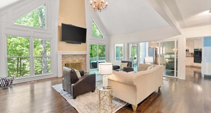 Luxury Serene 7-bedroom 5.5-bath 2 Living Rooms 2 Kitchens Close to Lake & Golf