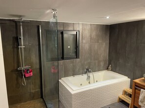 Jetted tub, hair dryer, towels, soap