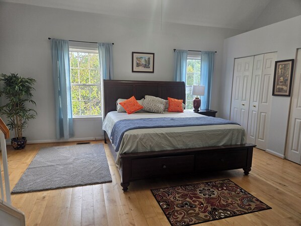 3 bedrooms, desk, iron/ironing board, free WiFi