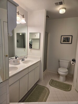 Douche, sèche-cheveux, serviettes fournies, savon