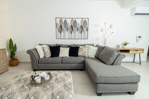 Smart TV - Elegant 2 Bedroom Apartment with Pool (Dominicus)
