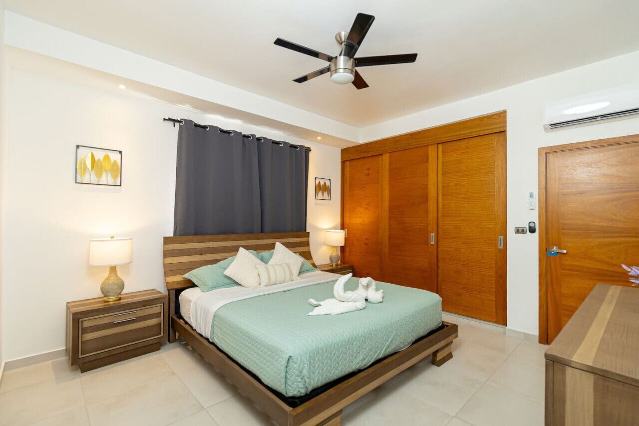 2 chambres, bureau, fer et planche à repasser, lit parapluie