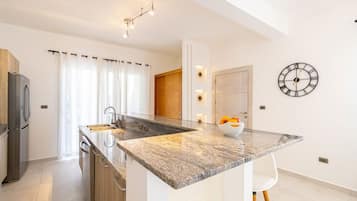 Frigorífico, microondas, horno y placa de cocina