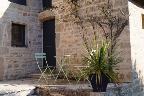 Cosy little nest in the heart of a small Burgundy village