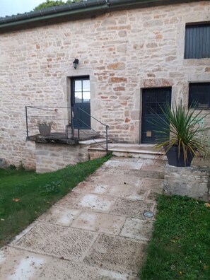 Exterior detail - Cosy little nest in the heart of a small Burgundy village (Laives)