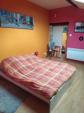 1 sovrum, strykjärn/strykbräda och sängkläder