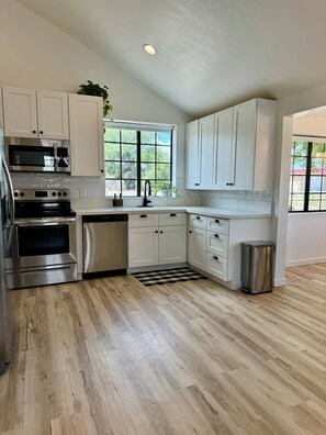 Fridge, microwave, oven, stovetop - Charming 2-bedroom, 2-bathroom cottage with WiFi, AC in peaceful Pima (Pima)