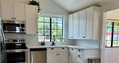 Charming 2-bedroom, 2-bathroom cottage with WiFi, AC in peaceful Pima