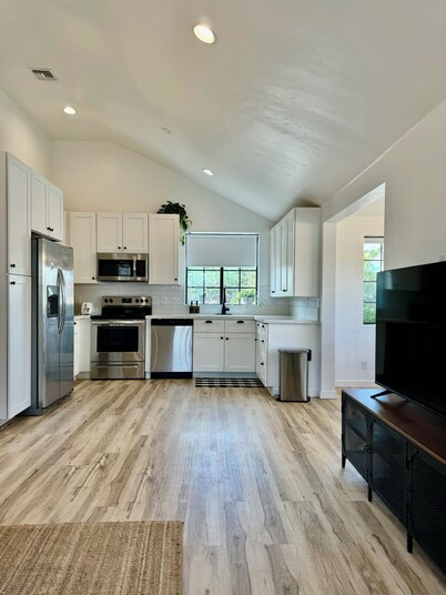 Charming 2-bedroom, 2-bathroom cottage with WiFi, AC in peaceful Pima