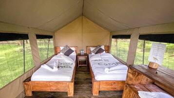 Basic-telt - terrasse - udsigt til have | Pengeskab på værelset