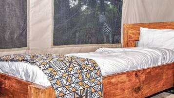 Basic-telt - terrasse - udsigt til have | Pengeskab på værelset