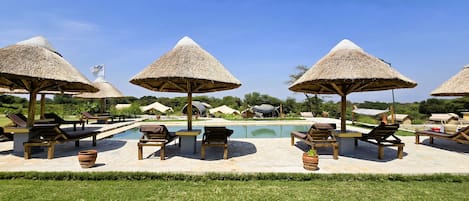Una piscina al aire libre