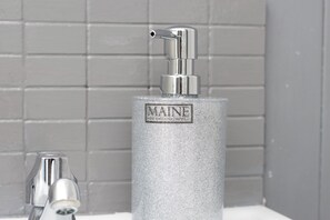 Haartrockner, Bidet, Handtücher, Seife