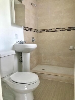 Douche, sèche-cheveux, serviettes fournies