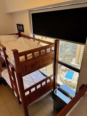 Tabla de planchar con plancha, wifi gratis y ropa de cama 