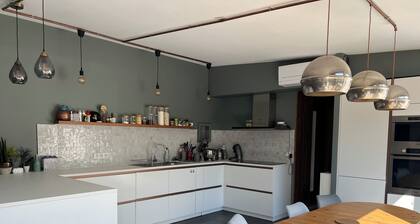 A haven of peace in the town center. Architect-designed house to discover.