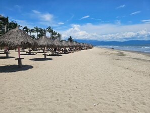 Am Strand, Liegestühle, Strandtücher