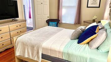 3 bedrooms, desk, iron/ironing board, travel crib