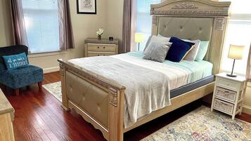 3 bedrooms, desk, iron/ironing board, travel crib