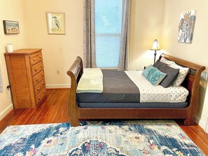 3 quartos, escrivaninha, ferros/tábuas de passar roupa, berço de viagem