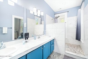 Hair dryer, towels, soap, shampoo - Downtown Blue Manor 2 (New Bern)