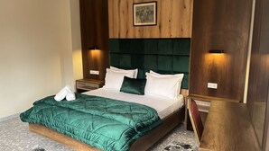 Quarto solteiro conforto, vista para o pátio | Cofres nos quartos, escrivaninha, quartos à prova de som