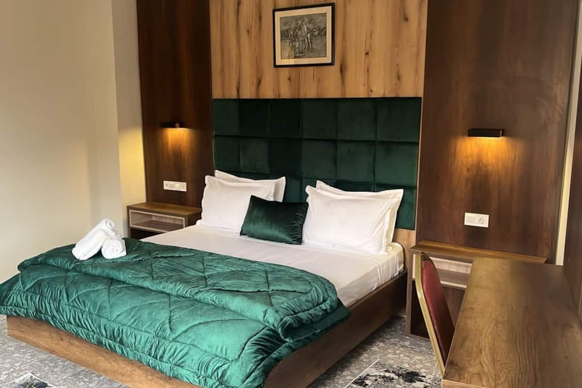 In-room safe, desk, soundproofing, WiFi (free)