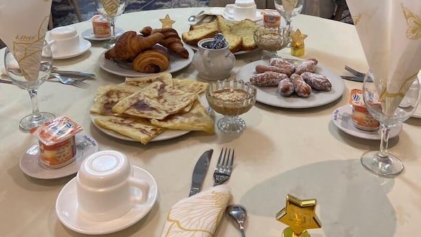 Café da manhã com buffet grátis todos os dias