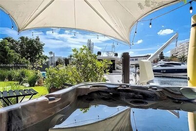 Riverfront Miami Villa: Pool, Hot Tub, Garden, Barbecue,High ceiling Living room